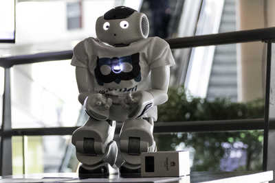 844913 Afbeelding van een slimme robot op de pop-up onderzoekswerkplaats 'Wie Wat Waarom' in TivoliVredenburg ...